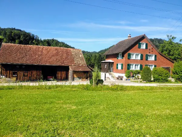 Bauernhaus mit Scheune