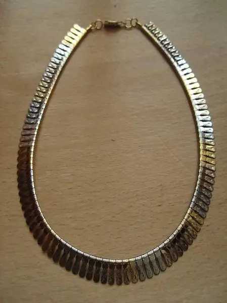 un tour de cou- collier