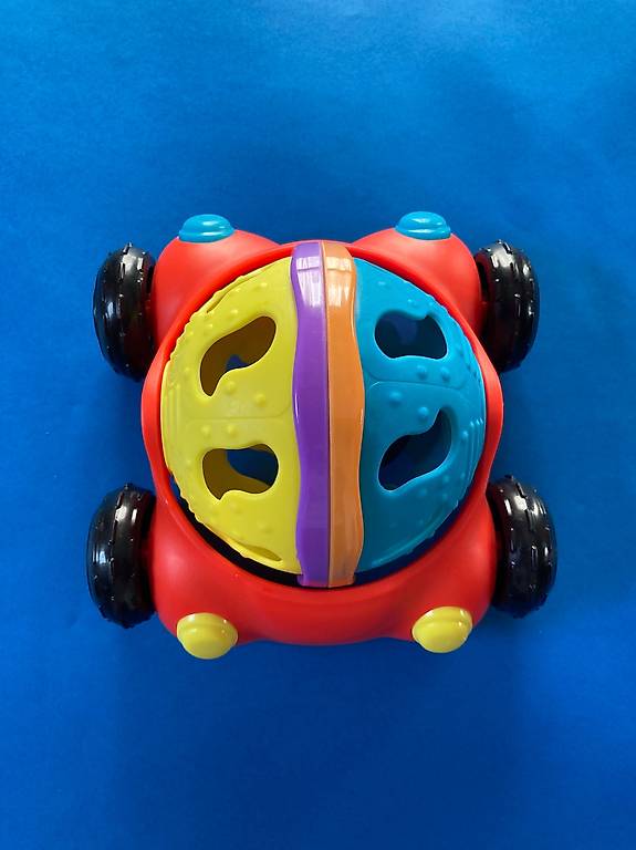 Spielzeugauto mit Rassel