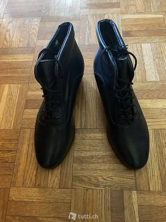 Damenschuhe mit breitem Absatz gut zu tragen.