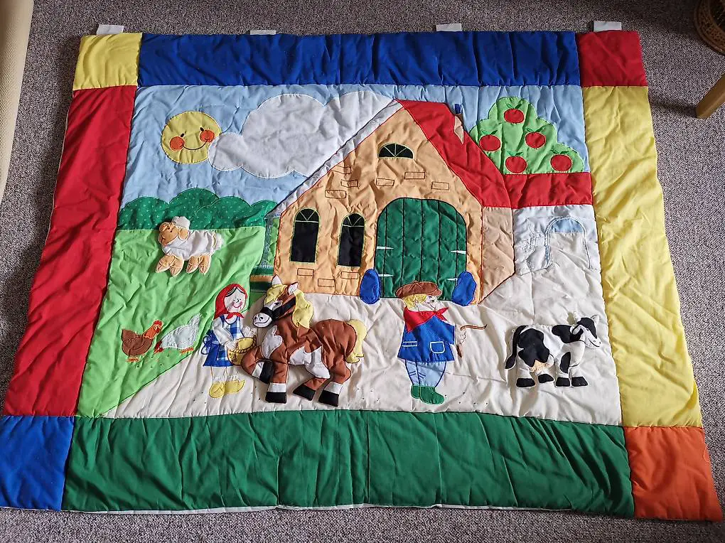 Krabbeldecke, Wandbehand