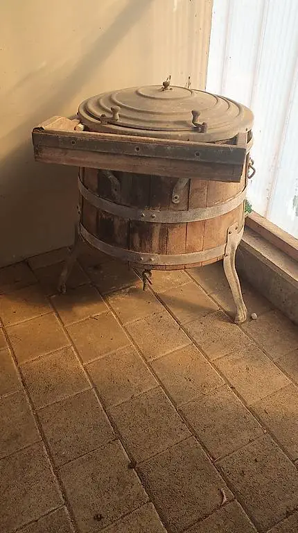 Antike Waschmaschine aus Holz
