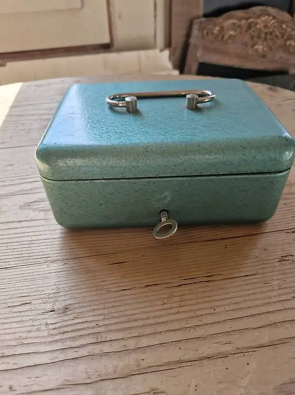 Geldkassette grün mit Einsatz abschliessbar 47