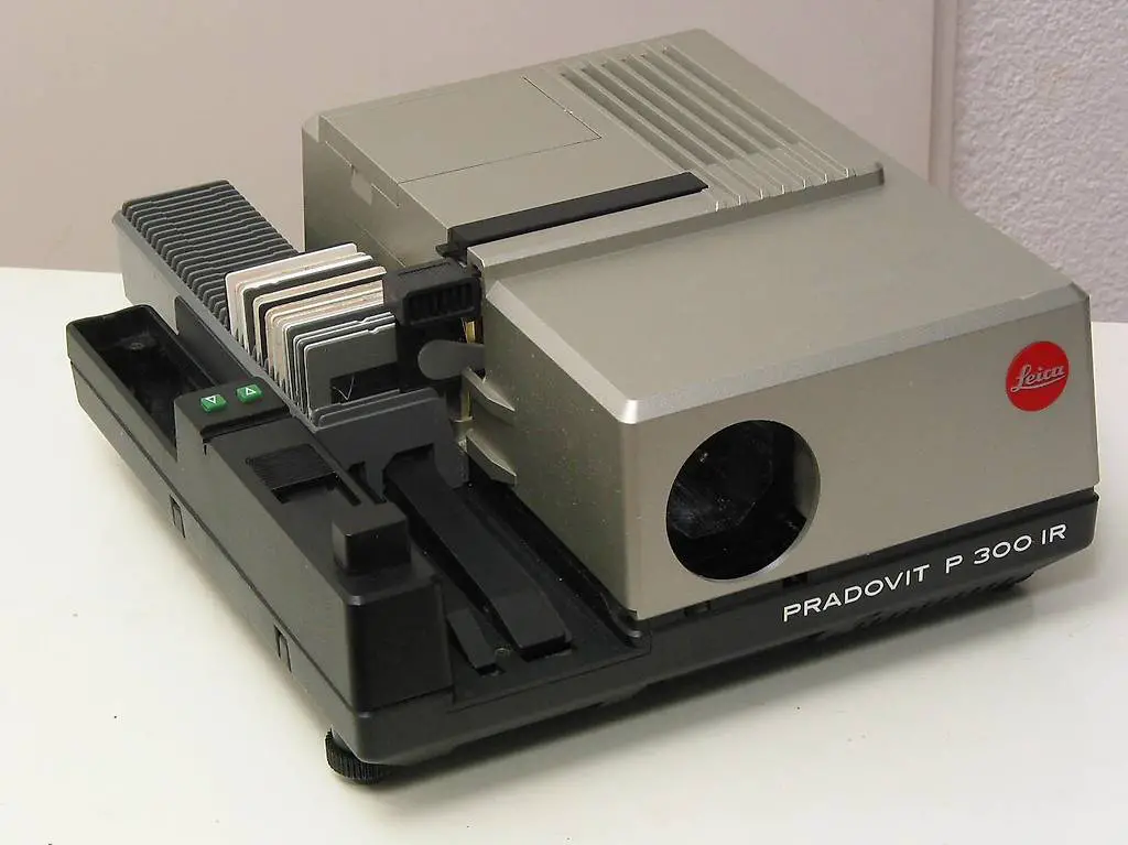 LEICA Pradovit P 300-IR Diaprojektor 250-Watt ohne Optik def