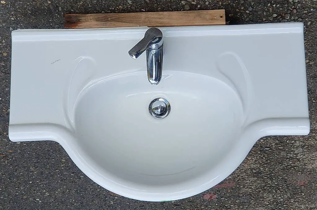 Waschtisch Vienna von Laufen mit Armatur