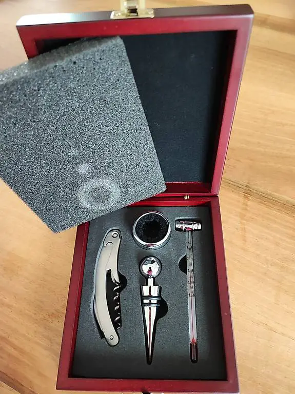 Holzbox mit Wein Accessoires