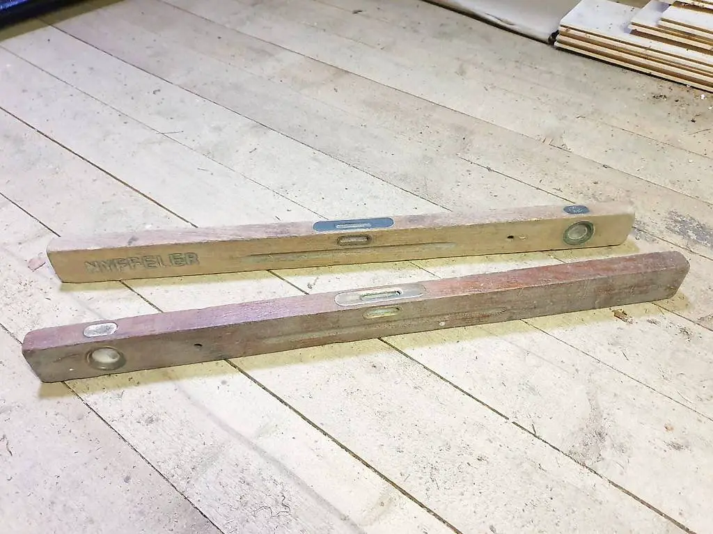 Antike Wasserwaage aus Holz