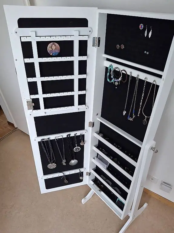 Schmuckschrank mit Spiegel
