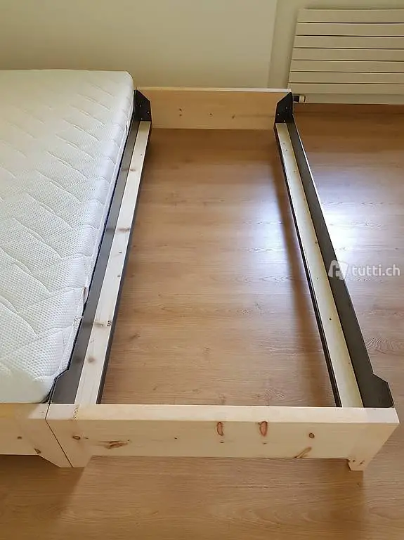 Bett stapelbar aus Schwarzblech und Arvenholz