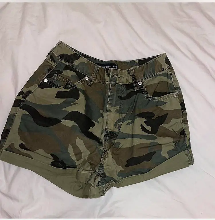 Militärische Shorts