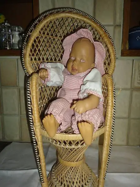  Korbstuhl mit Heidi Ott Puppe