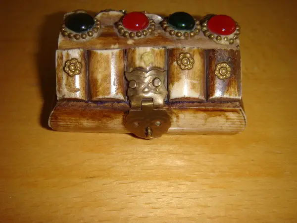 Döschen mit Deckel und Steine