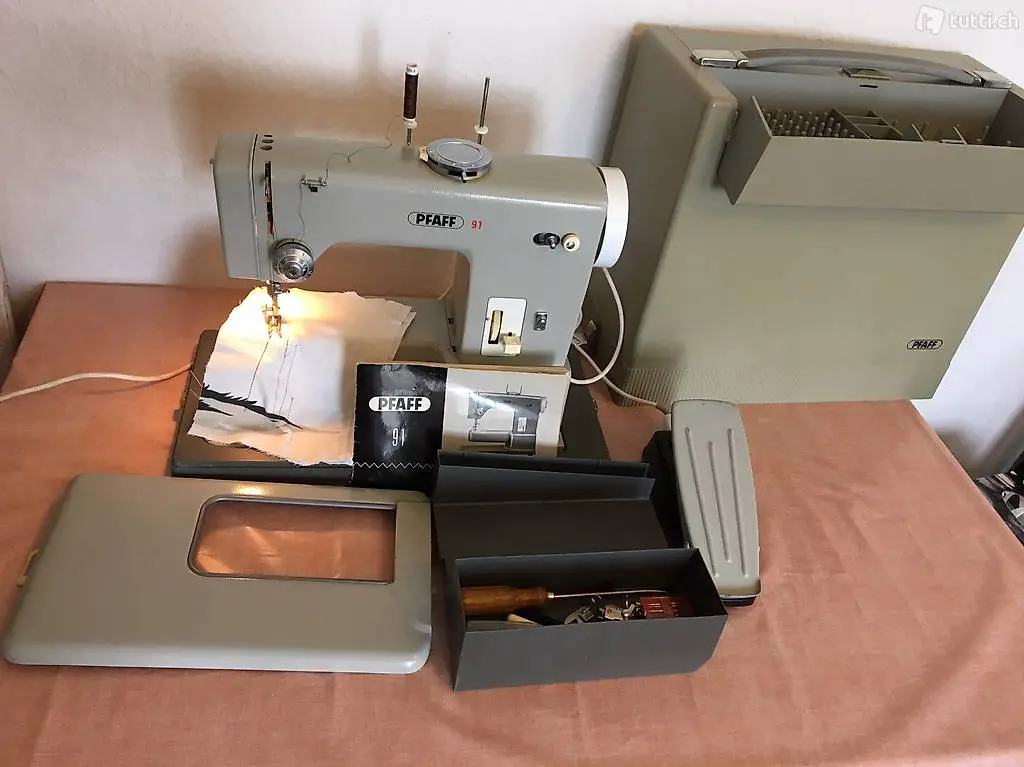 Antike Nähmaschine PAFF 91 von 1968 mit Bedienungsanleitung