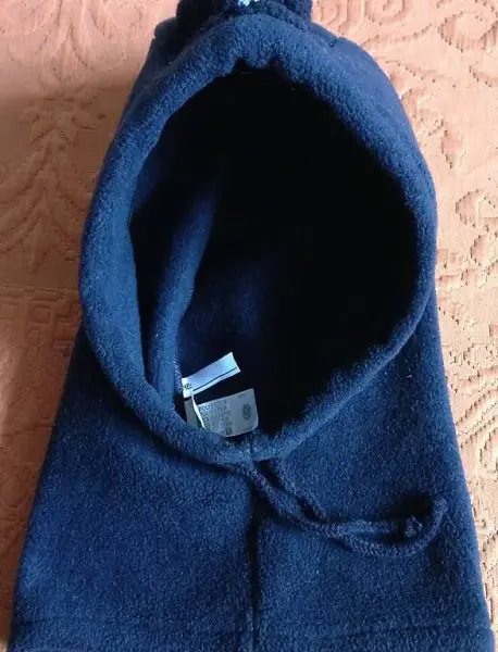 Blaue warme Bergmütze