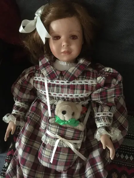 Porzellanpuppe mit Kleid, Tasche und Teddy