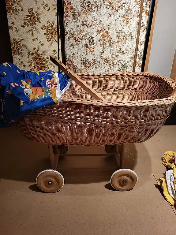 Stubenwagen mit Vorhängli