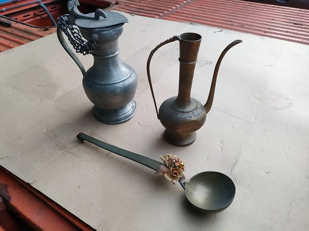 Zinnkrug, Messingkanne und Meetingschöpfkelle