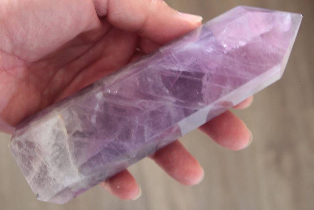 NEU: Fluorit Edelstein Obelisk Lila 684 Gramm keine Kette