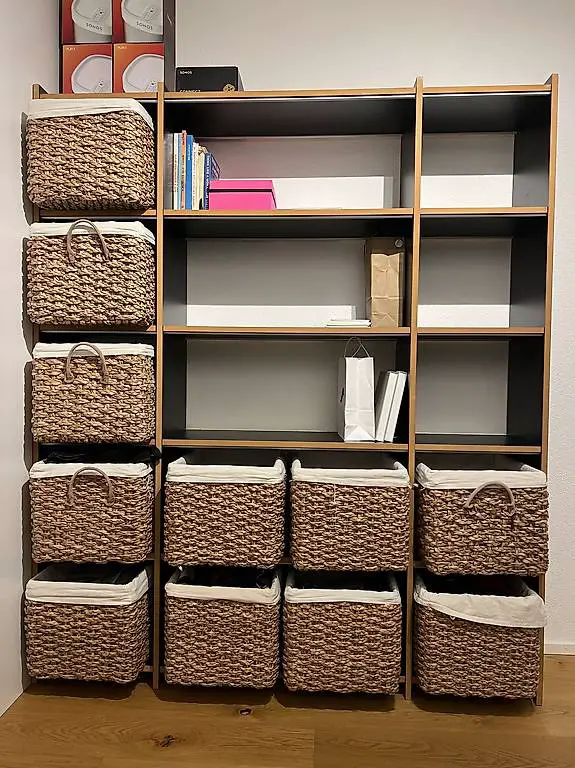 Regal mit Körben