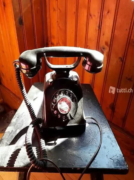ancien téléphone de table