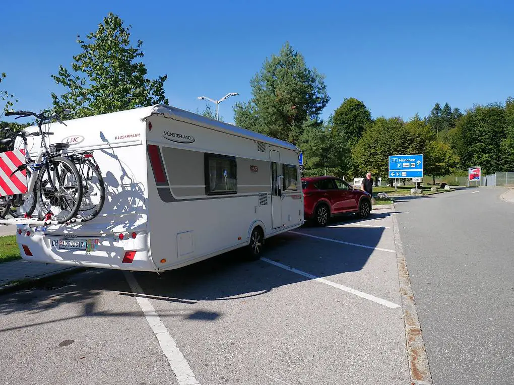 Wohnwagen mit grossem Rolli-Vorzelt