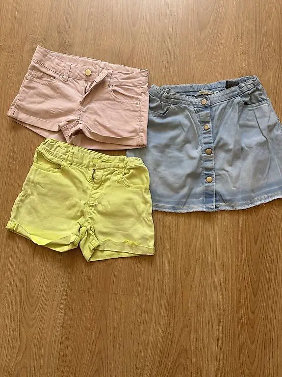 2 kurze Hosen und ein kurzer Rock Grösse 134