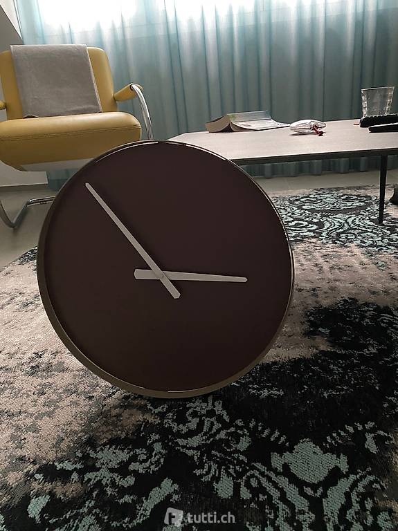 Wanduhr mit Batterie. Aus Metall