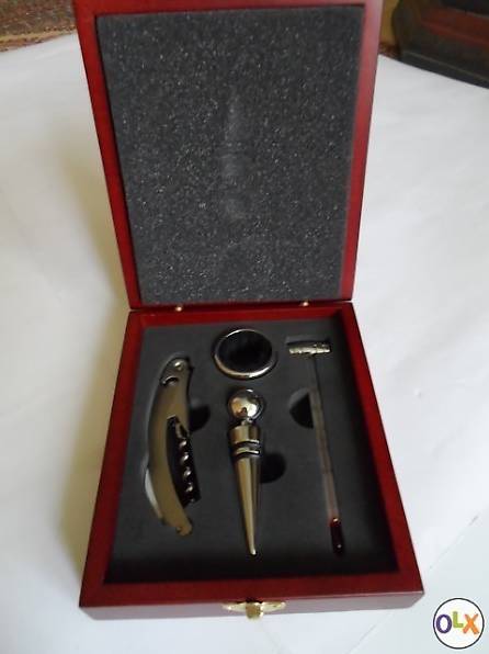 Neues edles Wein Geschenk Set Mahagoni Holz Kistchen Korken