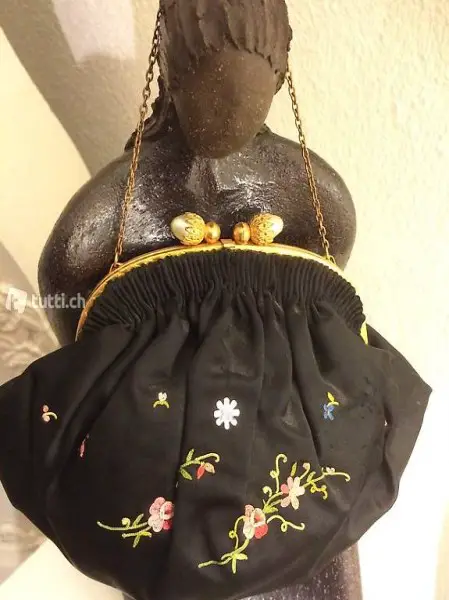 Damentasche mit Stickereien