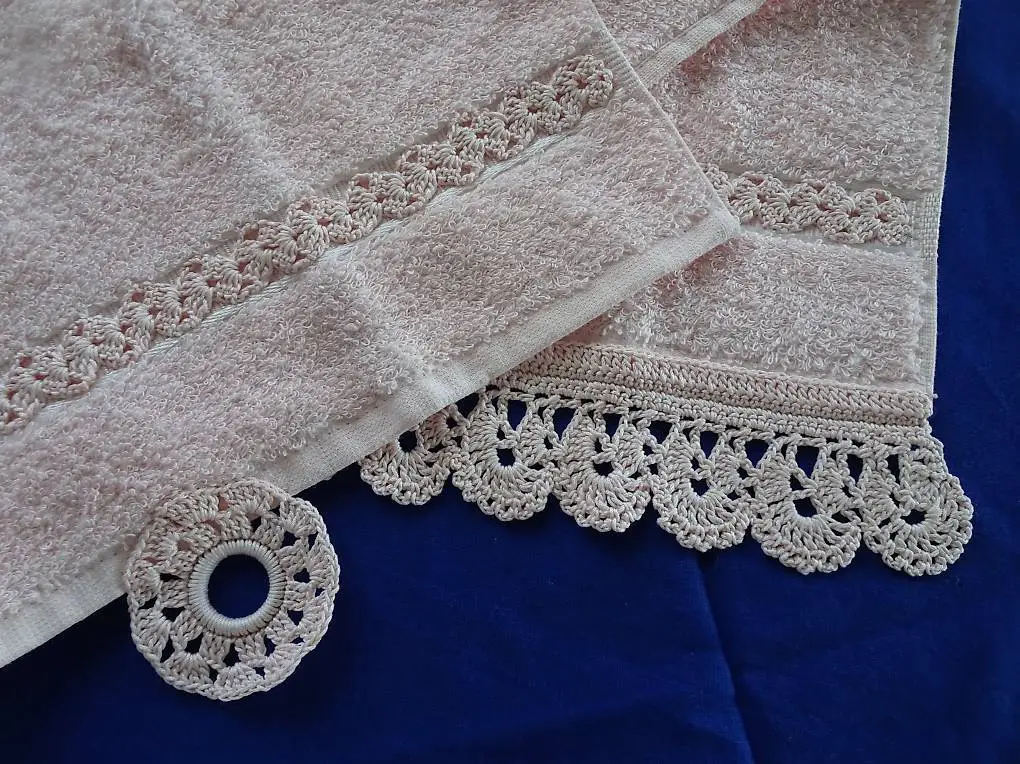 NEU Frottiertuch HELLROSA Spitzen-Bordüre und Aufhänge-Ring