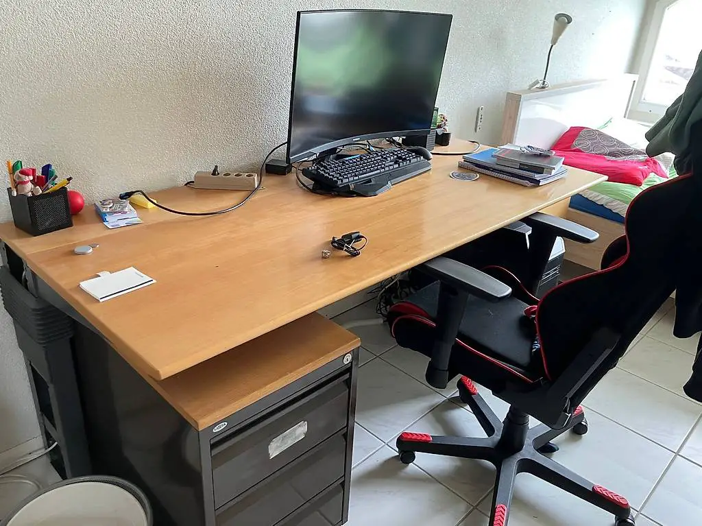 Grosser Bürotisch mit integrierter Kommode / gratis