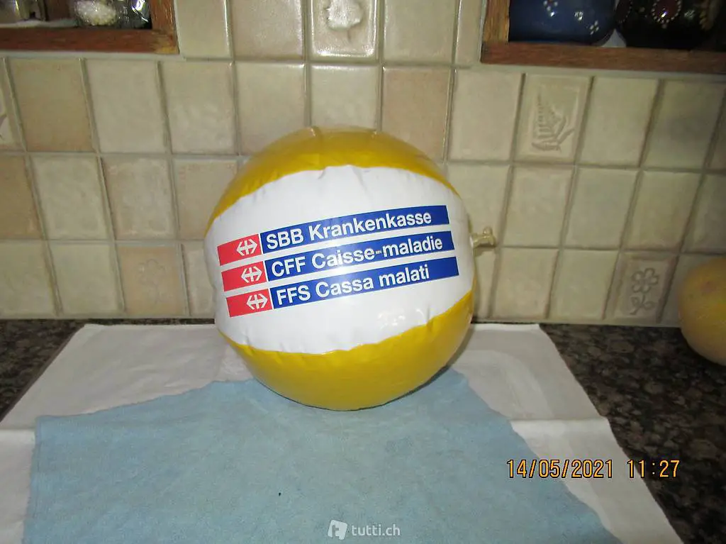Reklame von SBB, ein Wasserball mit Reklameaufschrift