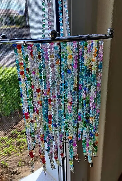 Perlen-Deko am Gitter