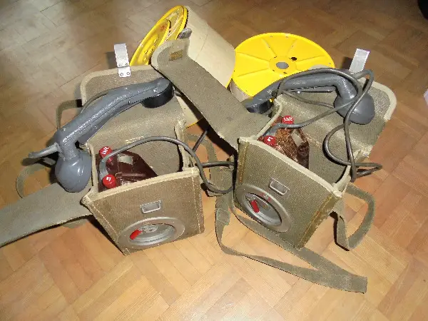 Feldtelefon geprüft Schweizerarmee Militär mit Kabelrollen