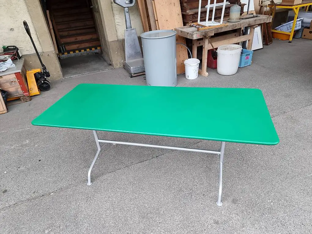 Langer Gartentisch frisch lackiert