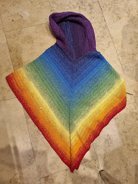 Poncho in Regenbogenfarben für Mädchen, Gr. ca. 140