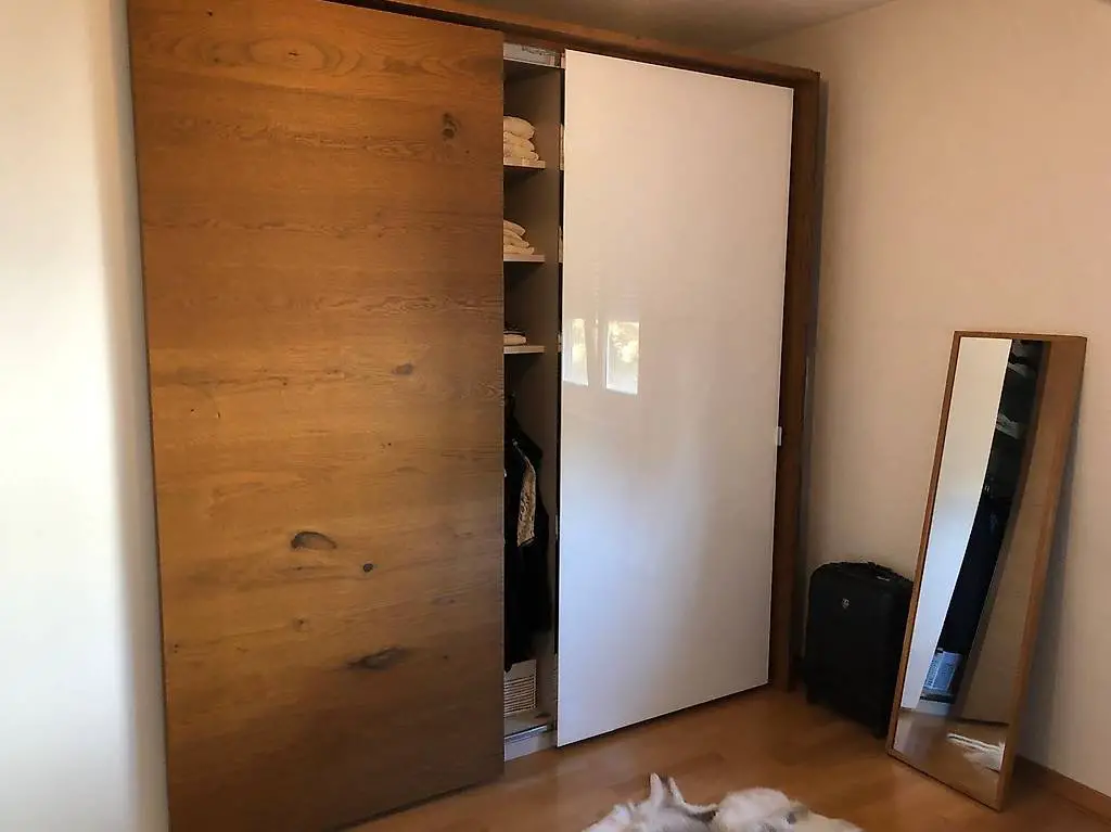 Hochwertiger Einbauschrank mit Schiebetüren - Holz & Weiss