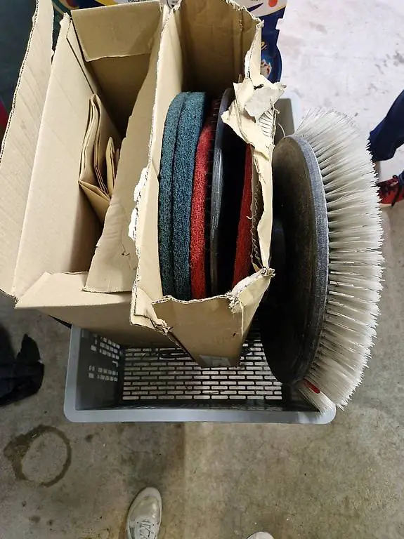 Taski Bodenreuniger mit Aufsätzen