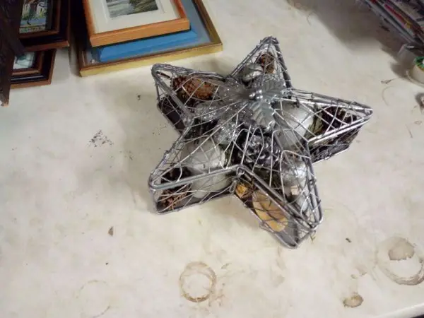 Ein älterer Tischdekorstern für den Tisch