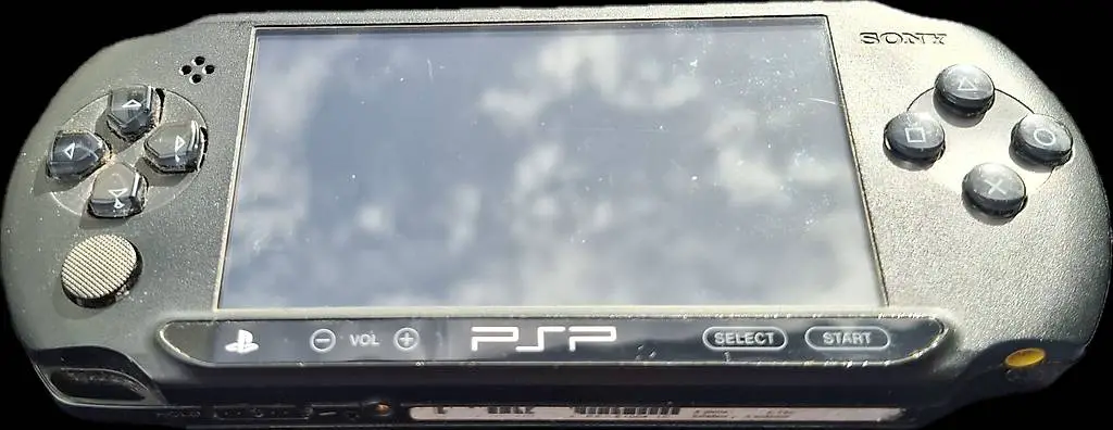 PSP (inkl. Ladegerät)