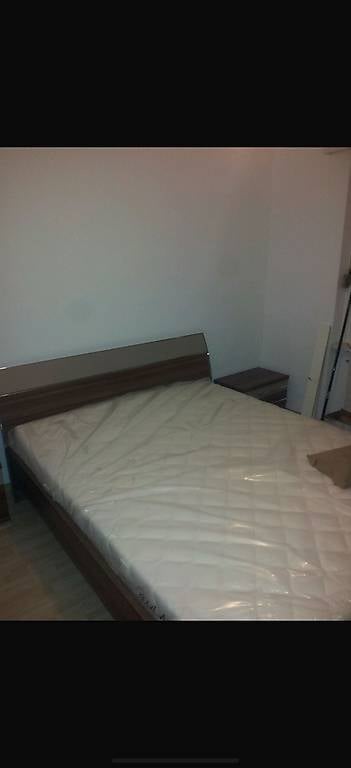 Schlafzimmer Set Schrank Komode und Nachttisch Paar