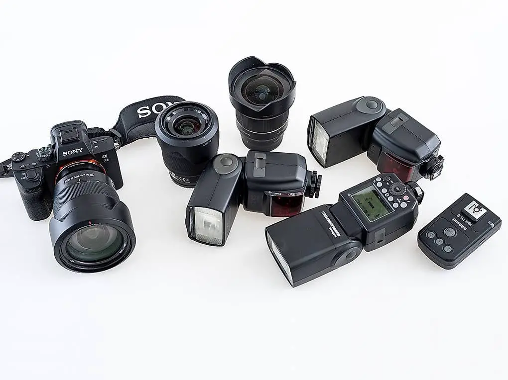 Sony Alpha 7 III Kamera mit Objektiven + Systemblitz Zubehör