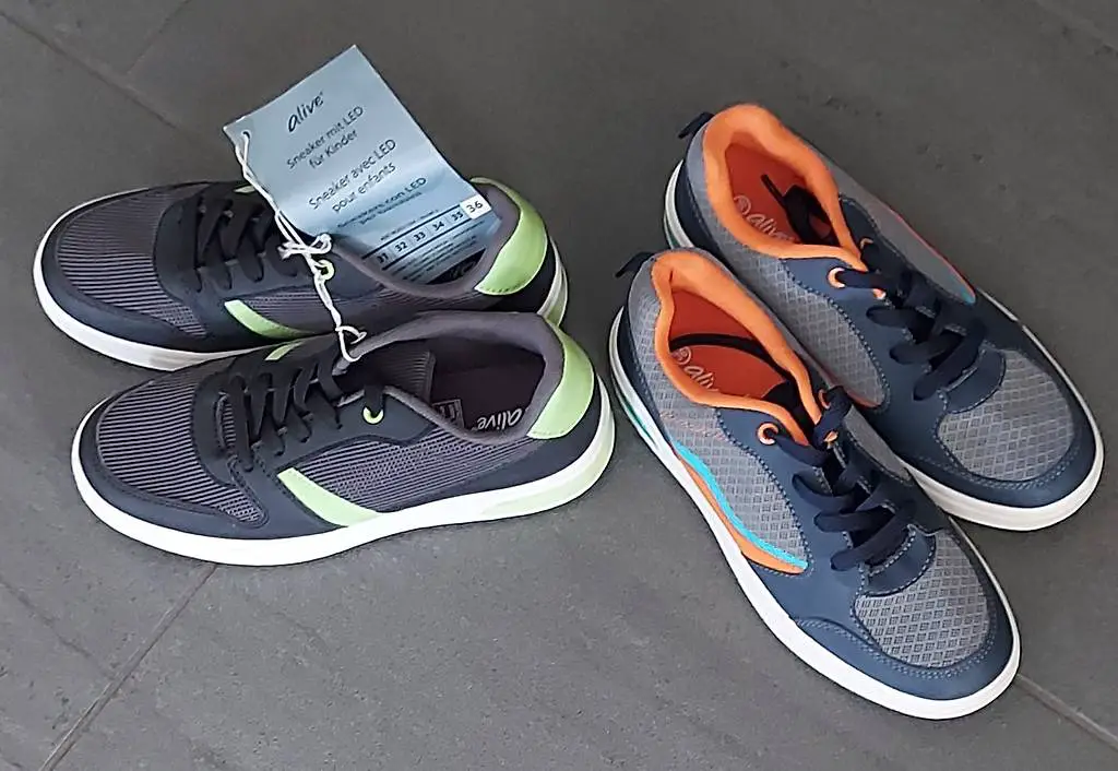 Neue Stoffschuhe mit Blinkfunktion