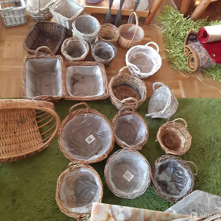 22 geflochtene Körben