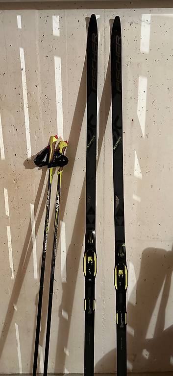 Langlaufski mit Stöcken und optional auch Schuhen