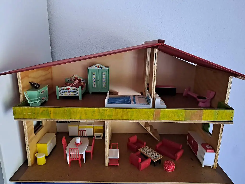 Grosses Puppenhaus mit Möbeln - Vintage Spielzeug Haus