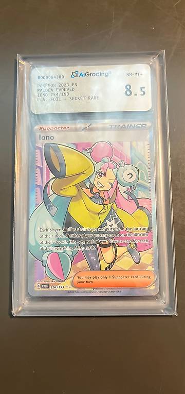 Carta Pokémon gradata 8.5