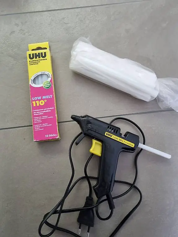 UHU Klebepistole mit vielen Klebepatronen