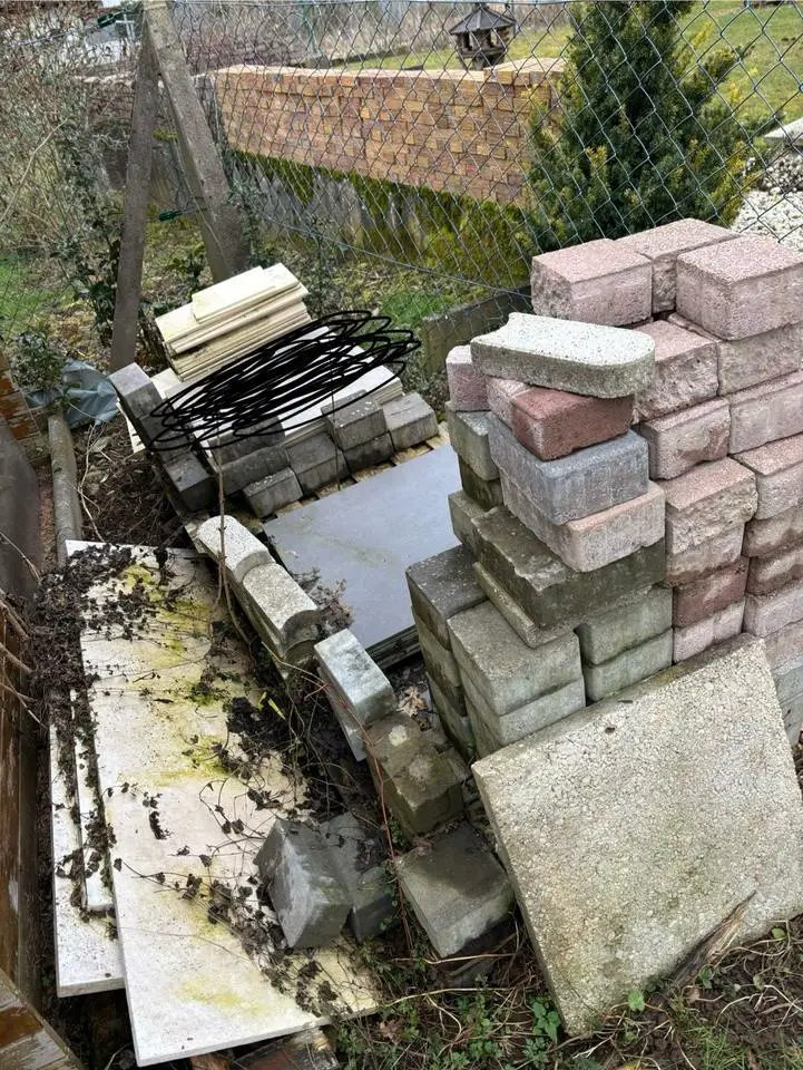 Pflastersteine, Steinplatten und Fliesenreste zu verschenken