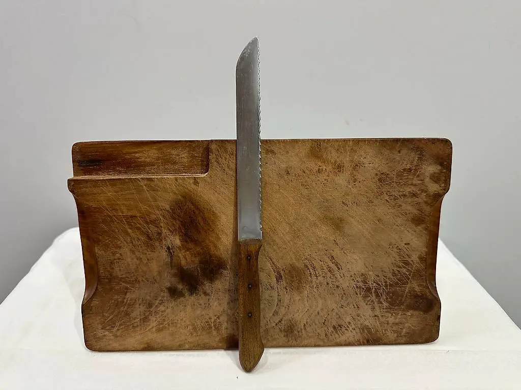 Rustikales massives Brotschneidebrett mit Messer